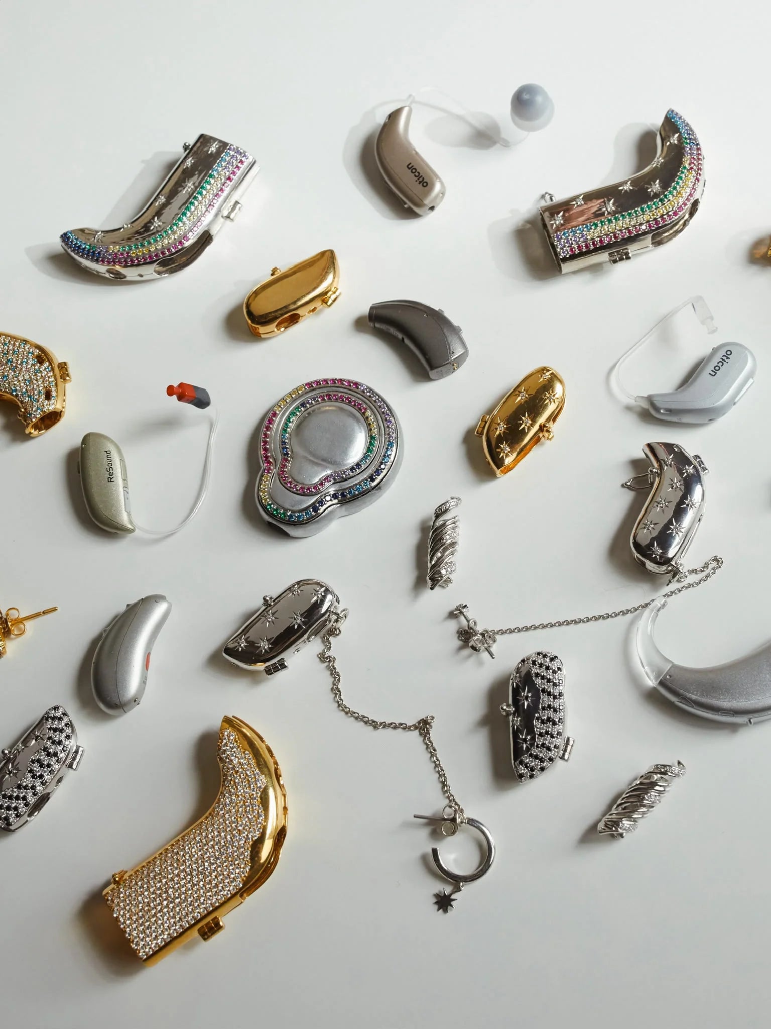 Auzi jewellery and hearing devices arranged together for model selection
